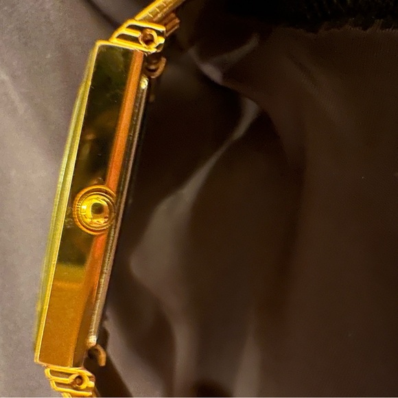 Citizen Quartz Vintage Gold-Tone Watch – Rectangular Case, Mesh Band
